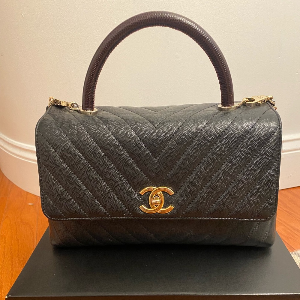 CHANEL black medium coco handle caviar chevron